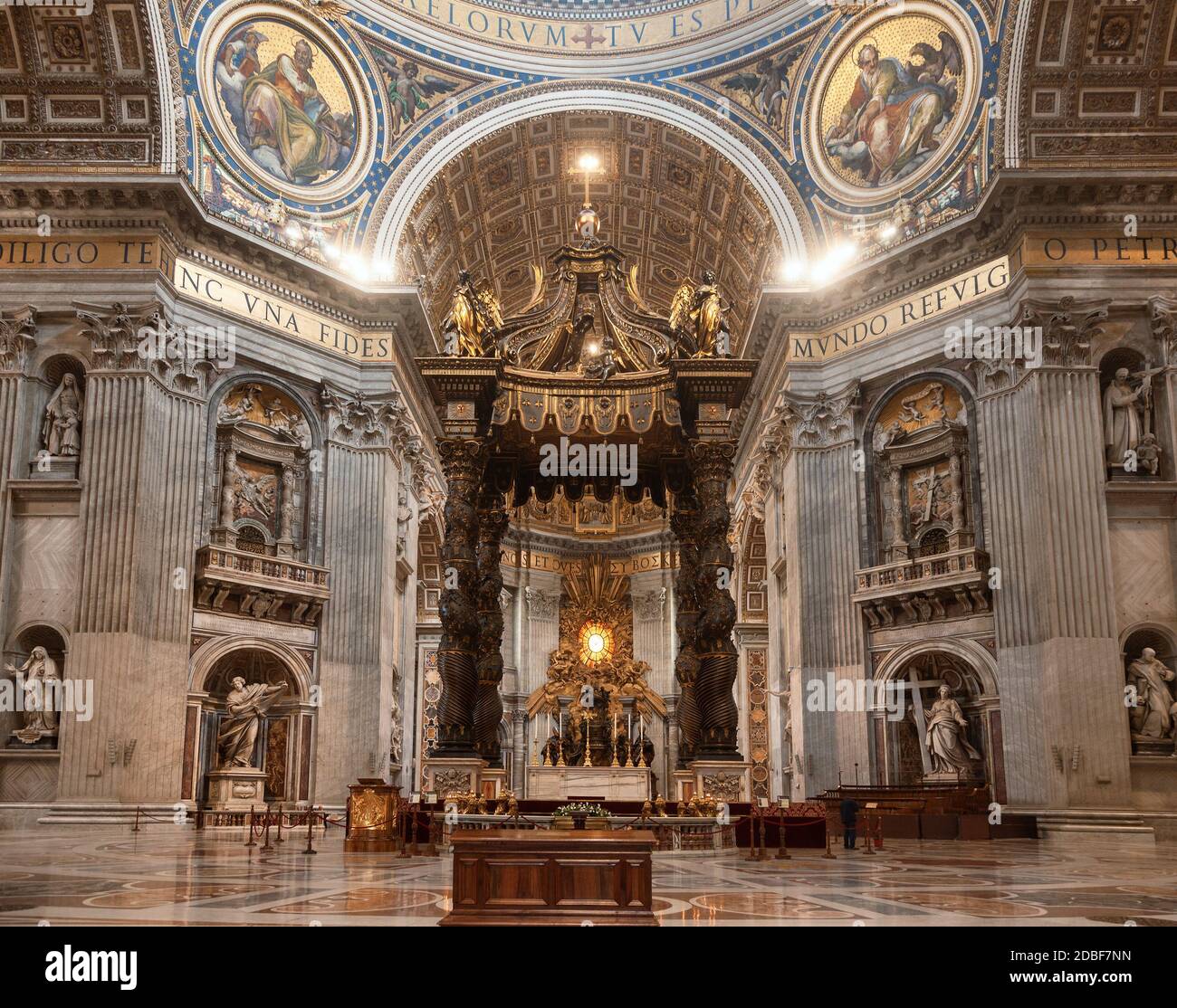 All'interno della Basilica Papale di San Pietro in Vaticano (Basilica di San Pietro), una delle principali attrazioni turistiche di Roma, Italia Foto Stock