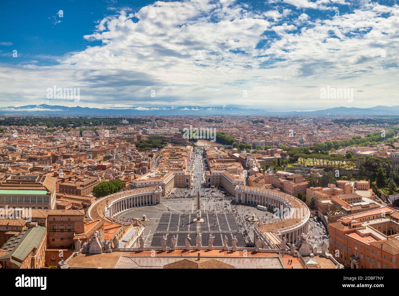 Vista aerea del centro storico di Roma, una delle destinazioni di viaggio più popolari d'Italia, vista dalla Basilica Papale di San Pietro nel Vaticano Foto Stock