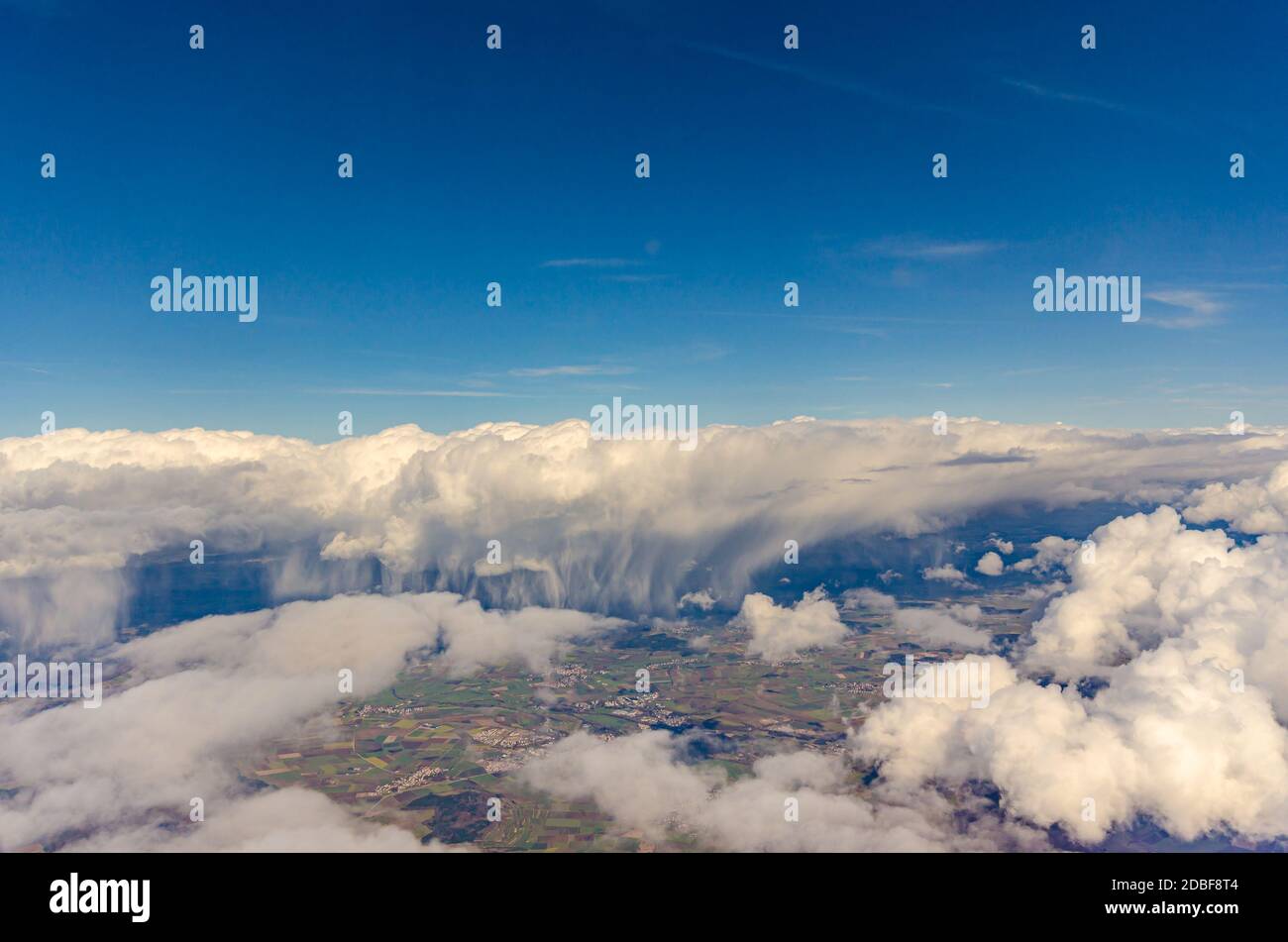 Fenomeno meteorologico visto dall'alto da un aereo che sorvola la Germania dall'Italia a Stoccarda. Pioggia vista dalle nuvole. Foto Stock