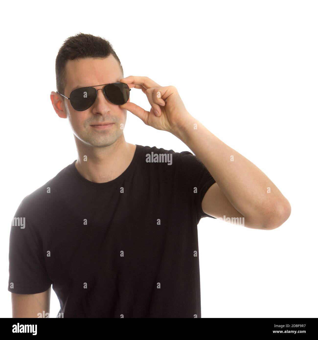 Colpo di testa di un giovane uomo che indossa occhiali da sole aviatore,  isolato su bianco Foto stock - Alamy