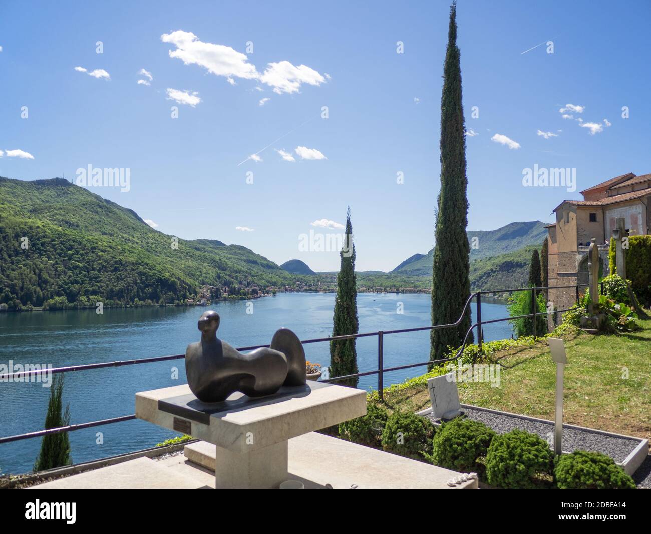 Vista panoramica dalla terrazza del cimitero.Morcote borgo medievale In Svizzera italiana sul lago di Lugano.Canton Ticino Foto Stock