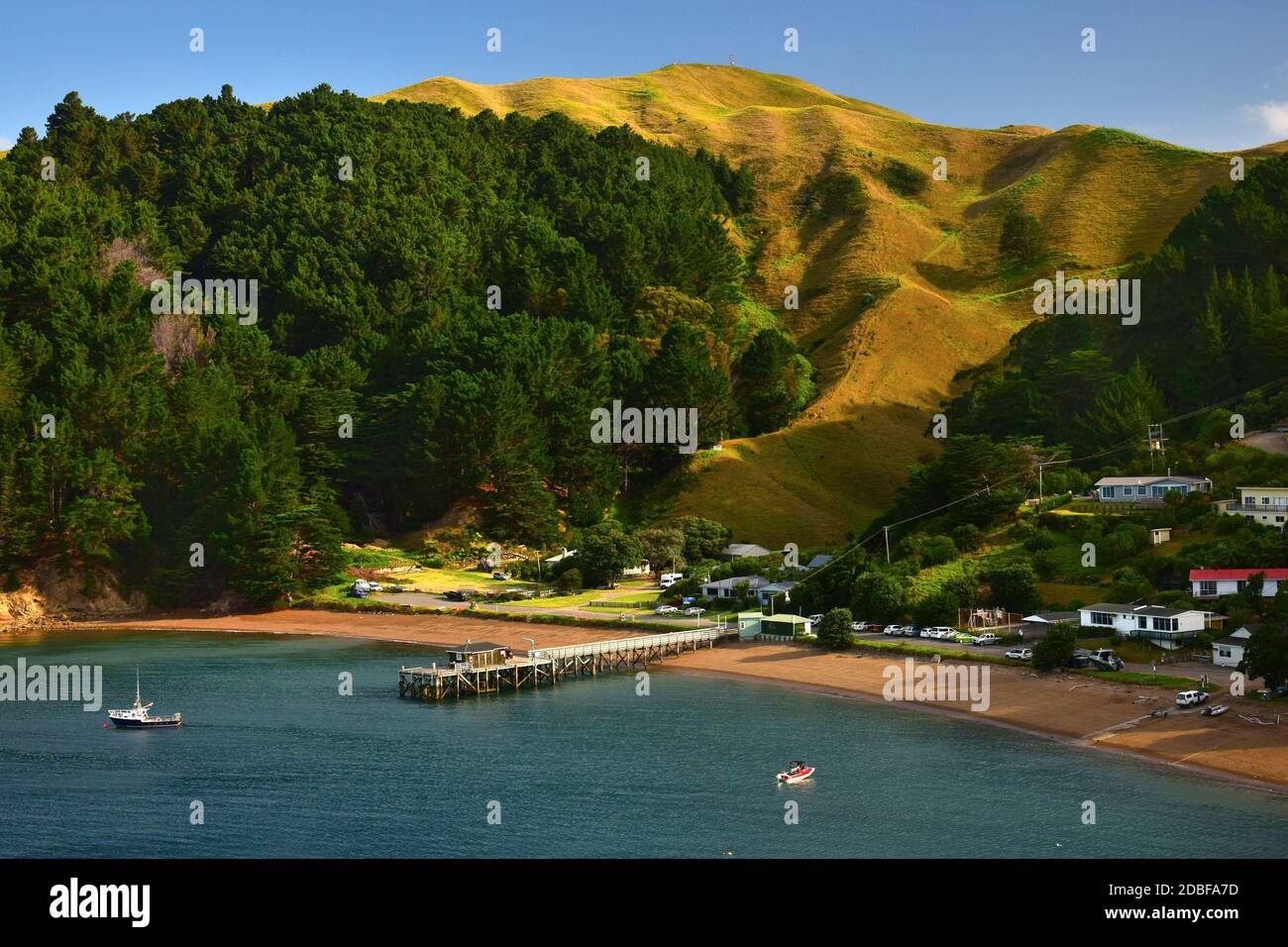 Il Marlborough suona in Nuova Zelanda, Isola del Sud. Francese Pass in serata con alcune case, barche e un luogo di atterraggio. Foto Stock