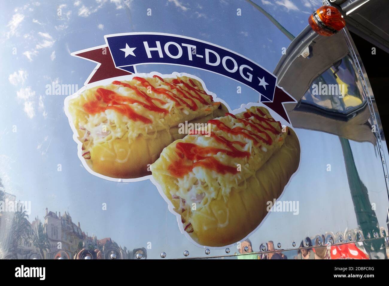 Hot Dog Sign su UN veicolo del fornitore di veicoli alimentari in Cascais Portogallo Foto Stock