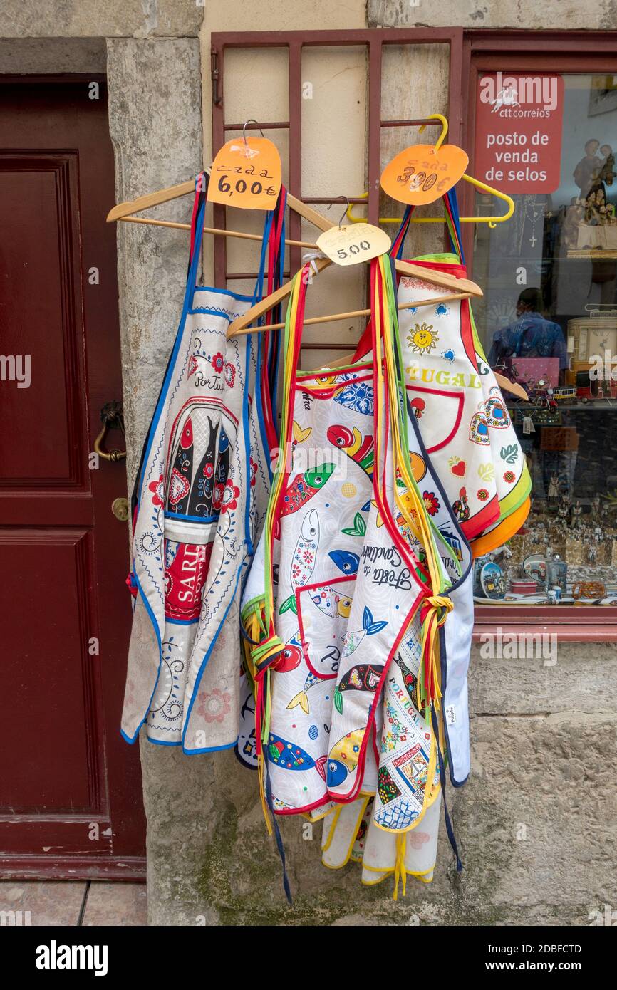 Negozio di souvenir turistico Mostra all'aperto degli Apron Sardine a Lisbona Portogallo Foto Stock