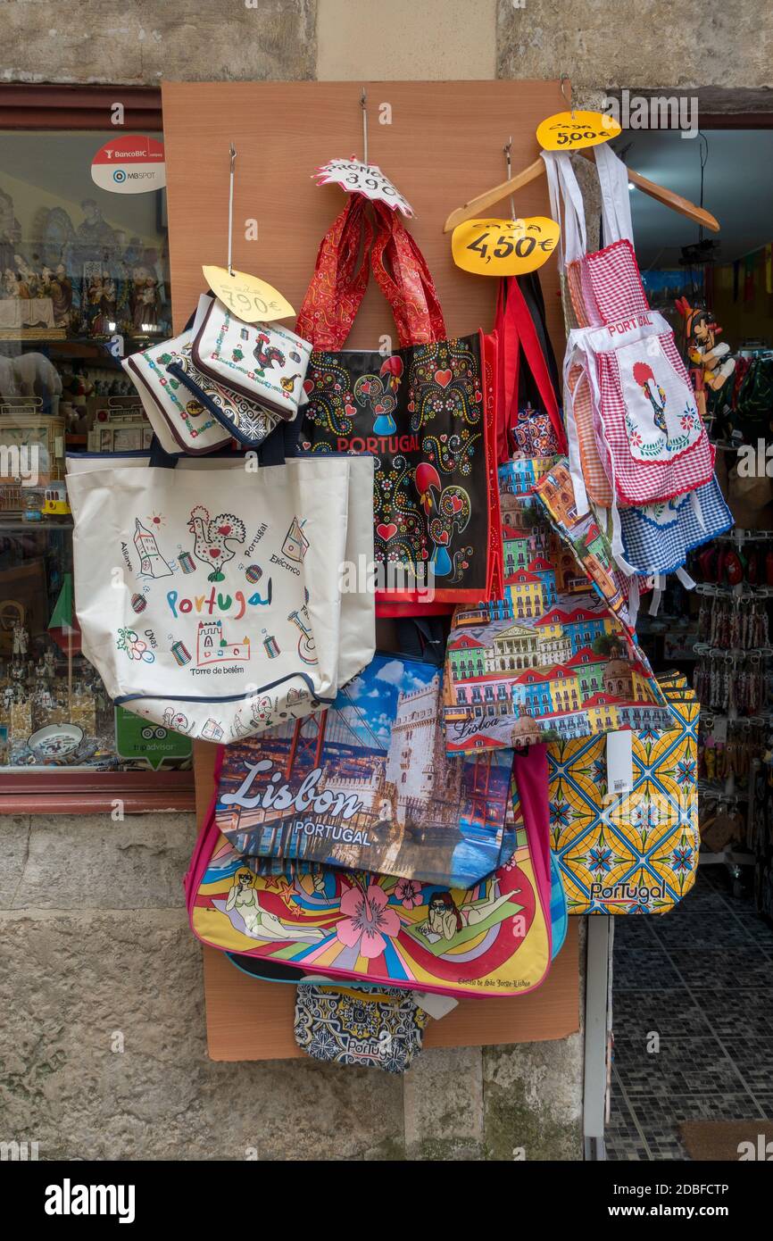 Negozio di souvenir turistico esposizione all'aperto di borse per lo shopping Tote in Lisbona Portogallo Foto Stock