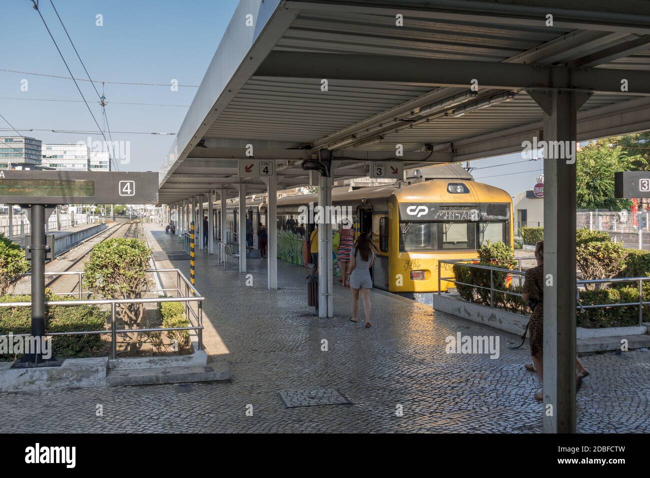 I passeggeri si imbarcano sul treno CP Rail di Lisbona nella stazione di Cascais Cascais Portogallo Foto Stock