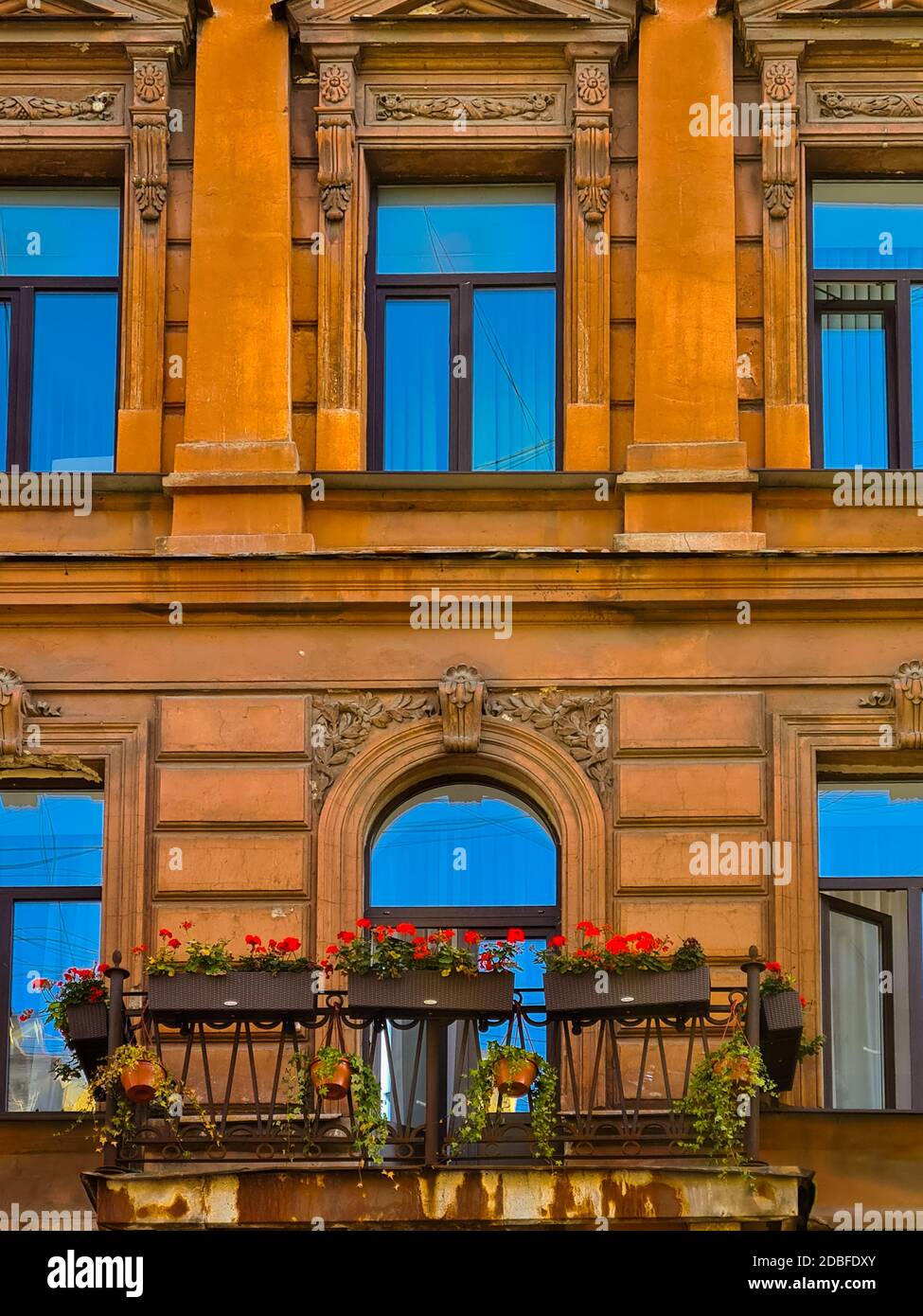 Facciata classica di un edificio storico d'epoca con finestre e mosaico. Ispirazione di viaggio. Strade di San Pietroburgo, Russia. Foto Stock