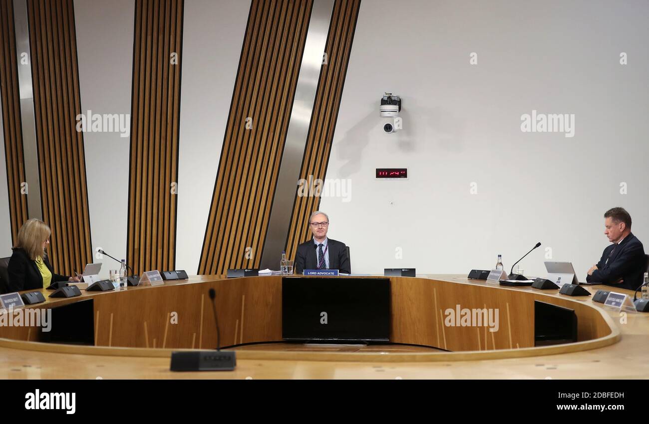 Il Lord Advocate James Wolffe fornisce prove a una commissione parlamentare scozzese a Holyrood a Edimburgo, esaminando la gestione delle accuse di molestie contro l'ex primo ministro Alex Salmond. Foto Stock