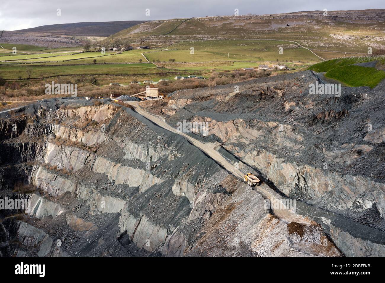 Ingleton Quarry, Yorkshire Dales National Park, visto dalla piattaforma di osservazione pubblica. Una cava di pietra dura (pietra grigiwacke) gestita da Hanson aggregati. Foto Stock