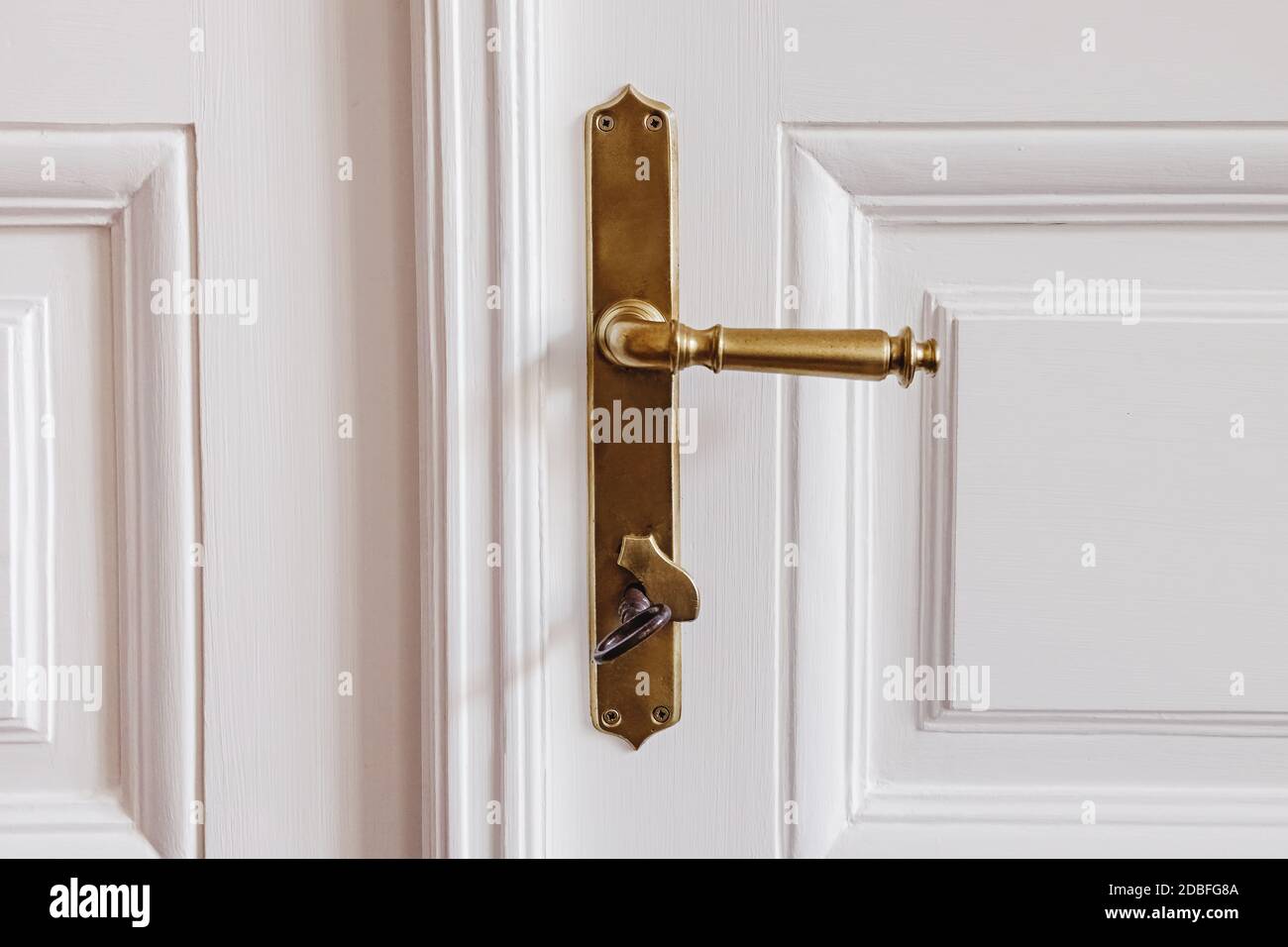 Porte in stile vintage bianco con manico in bronzo Foto Stock
