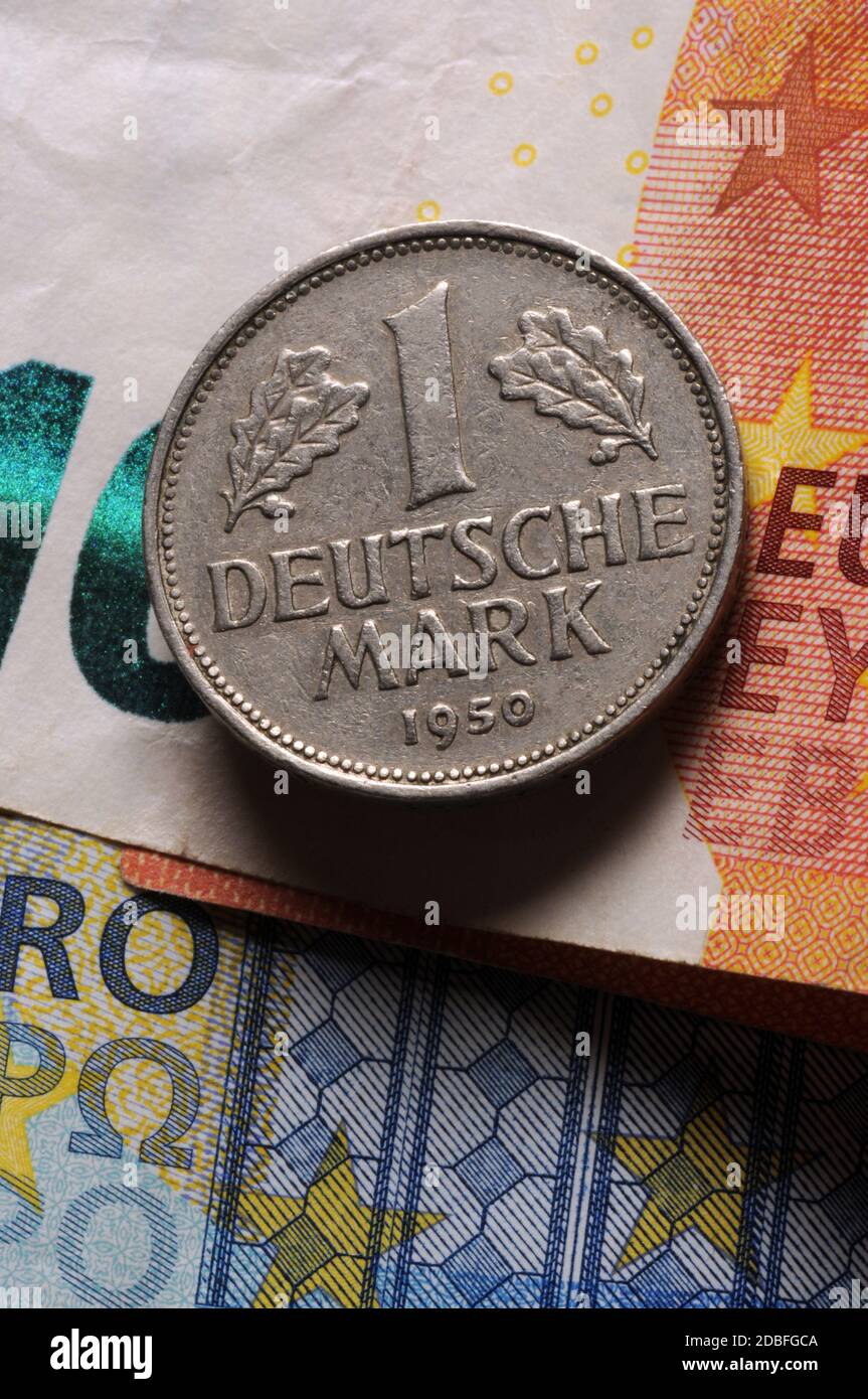 Vecchia moneta di marca tedesca sull'euro Foto Stock