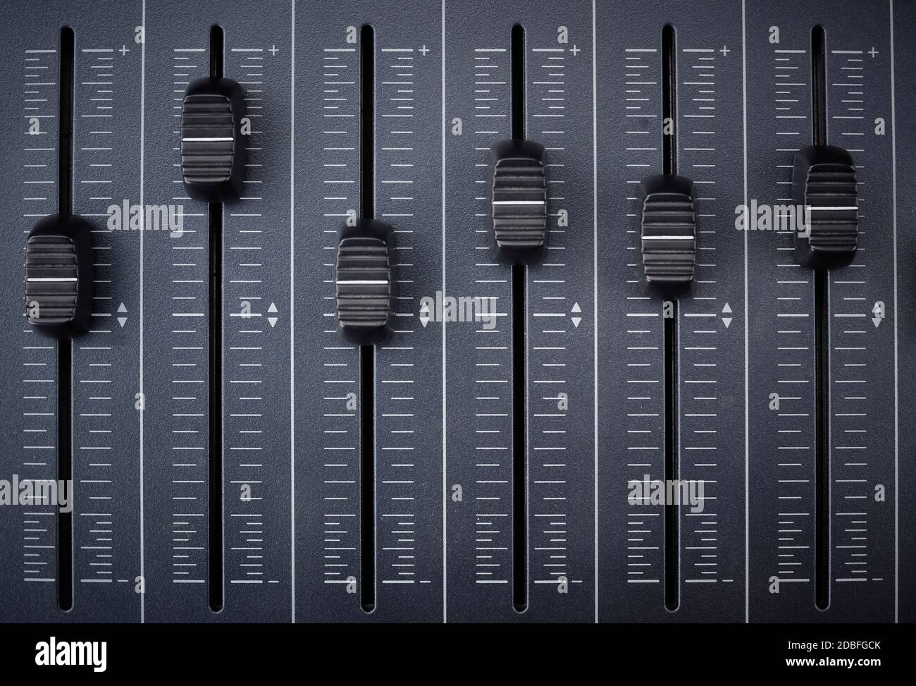 fader di un mixer per la produzione audio e il controllo dell'equalizzazione e del mixaggio con tecnologia midi Foto Stock