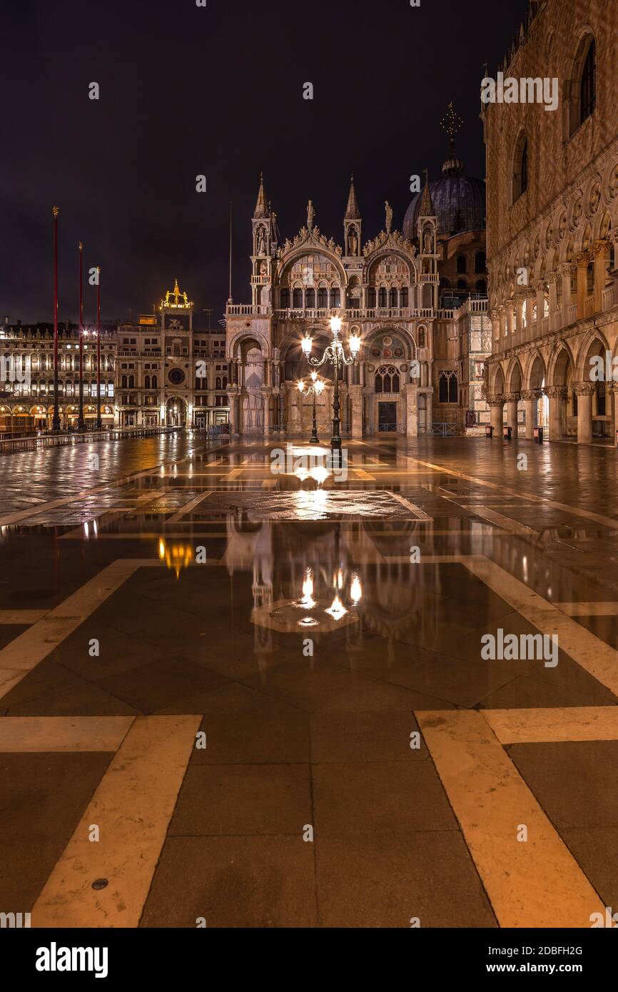 Basilica di San Markâ´s a Venezia di notte Foto Stock