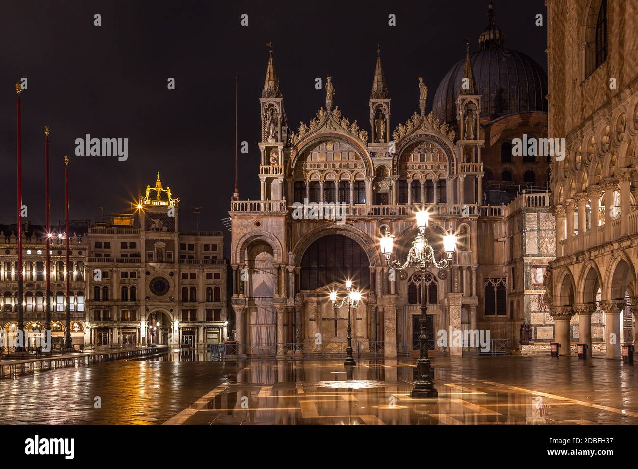 Basilica di San Markâ´s a Venezia di notte Foto Stock