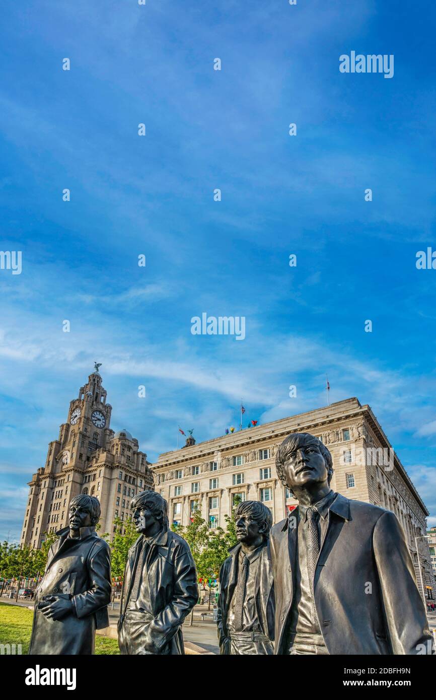 I Beatles,statua,Pier Head,Liver Building,Liverpool Waterfront,Liverpool,Lancashire,l'Inghilterra,UK Foto Stock