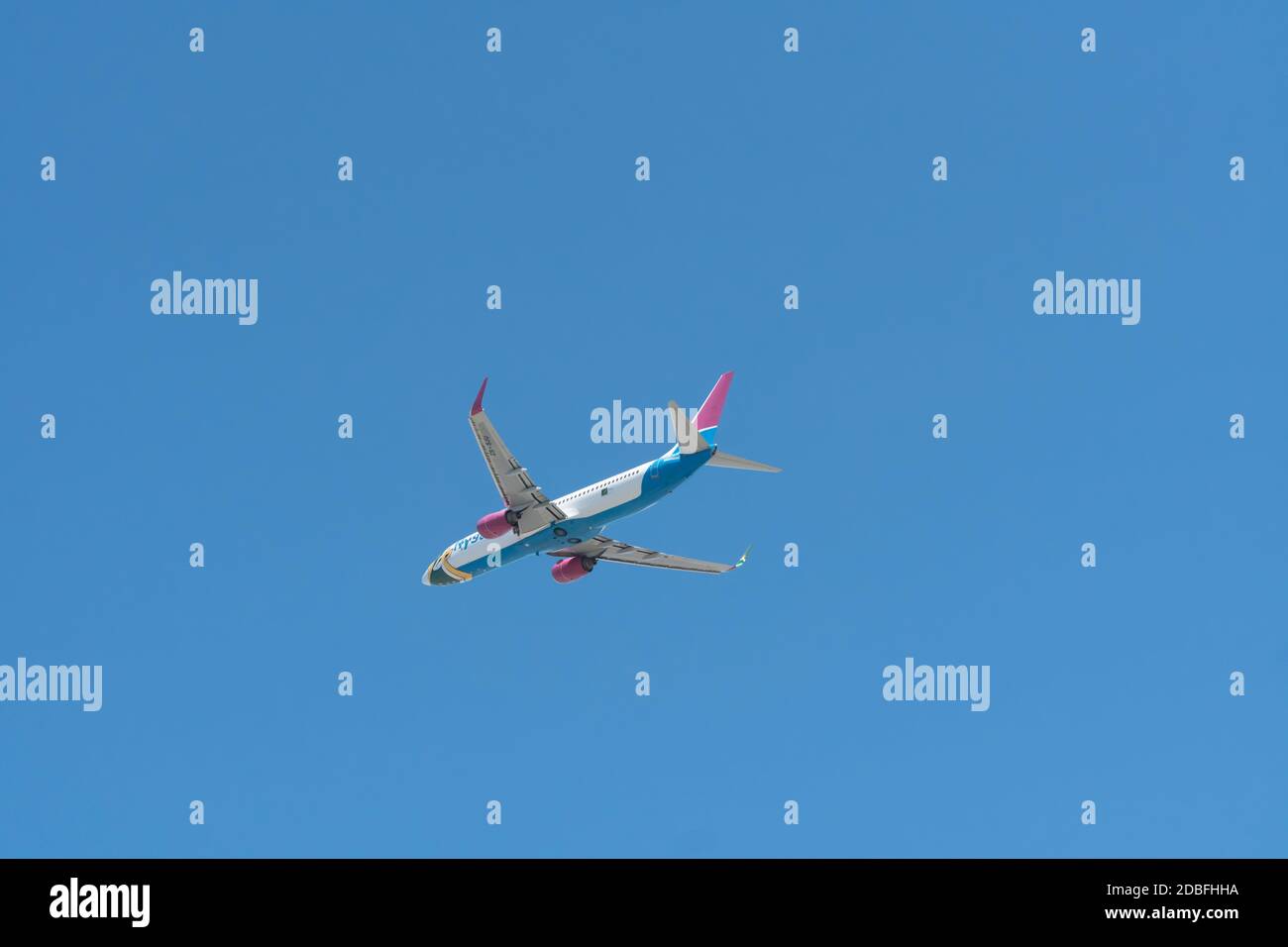 Aereo passeggeri FlySafair in volo in cielo blu, una compagnia aerea economica o low cost che opera in Sud Africa per viaggi nazionali Foto Stock