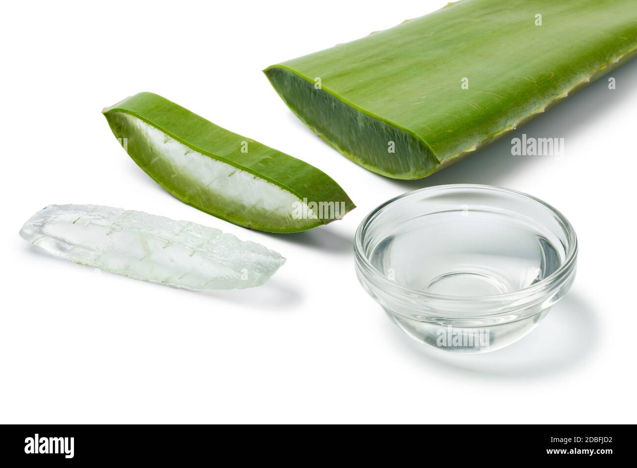 Foglia verde di aloe vera, fetta e una ciotola di vetro con gel isolato su sfondo bianco primo piano Foto Stock