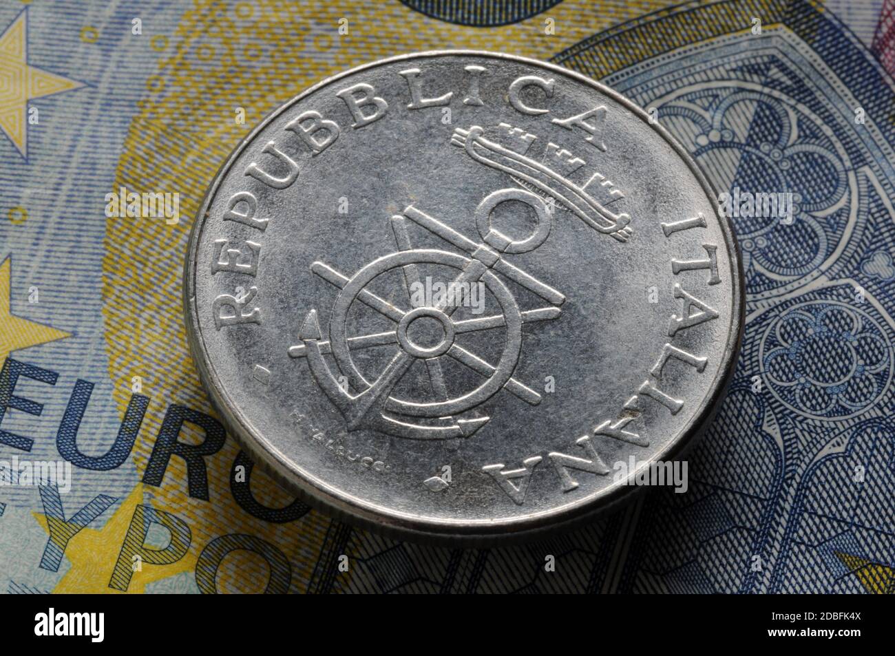 Vecchia moneta lira italiana sull'euro Foto Stock