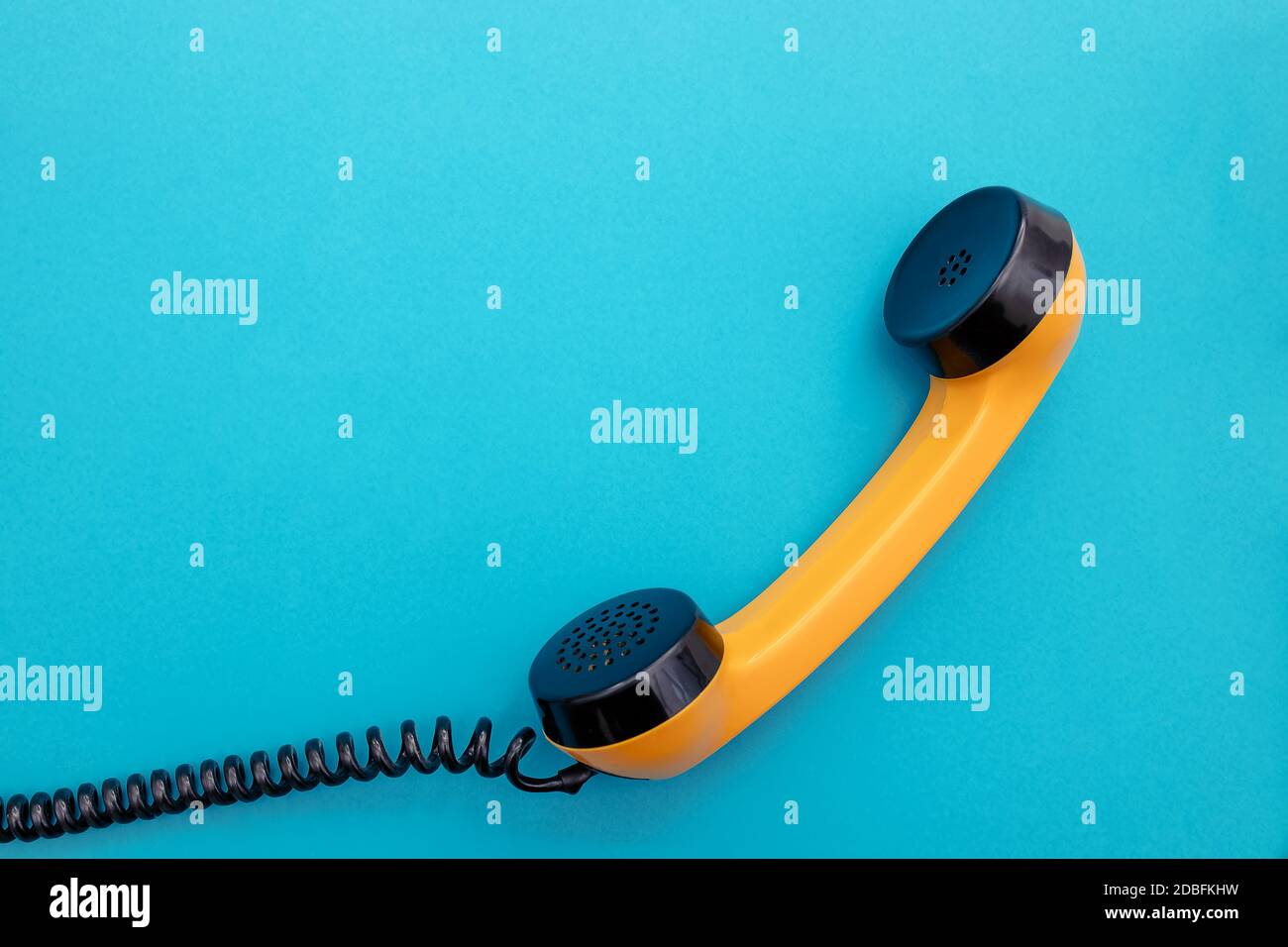 Telefono arancione retro vintage su blu Foto Stock