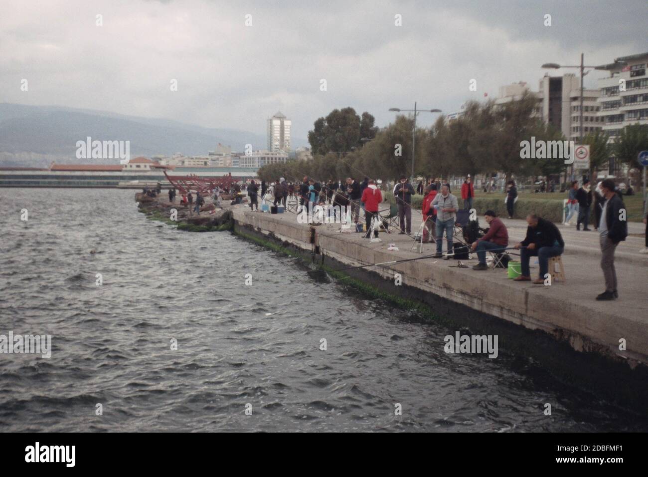 Izmir, Turchia - 16 novembre 2020. Foto di alcune persone e pescatori amatoriali a Konak Izmir. Foto Stock