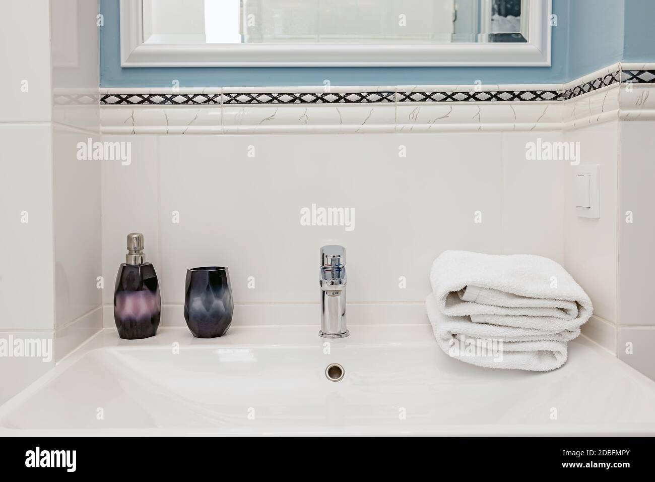 Frammento di interni di bagno moderno in stile vintage Foto Stock