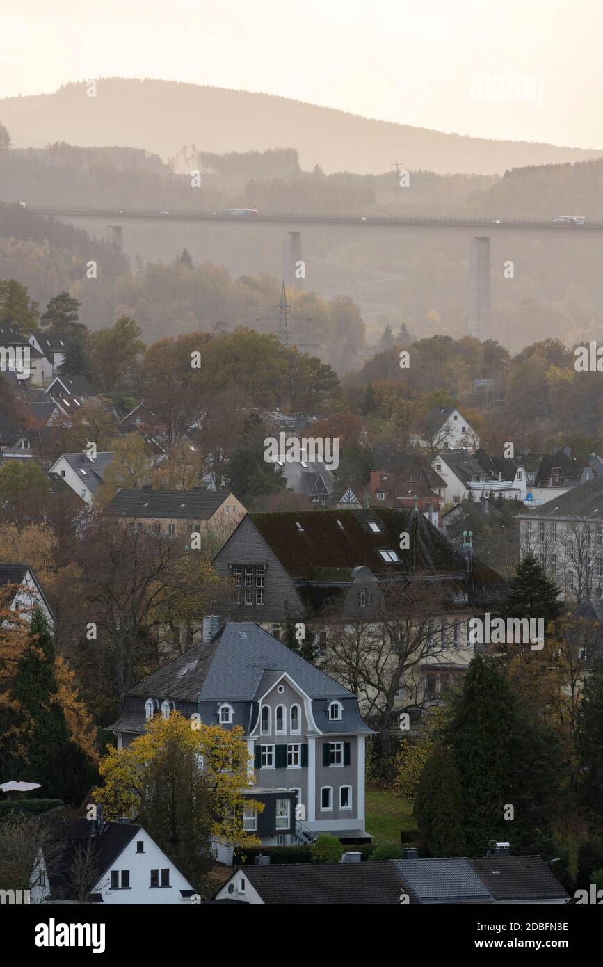 Siegen, Blick vom Turm der Nikolaikirche zur Autobahnbrücke Foto Stock