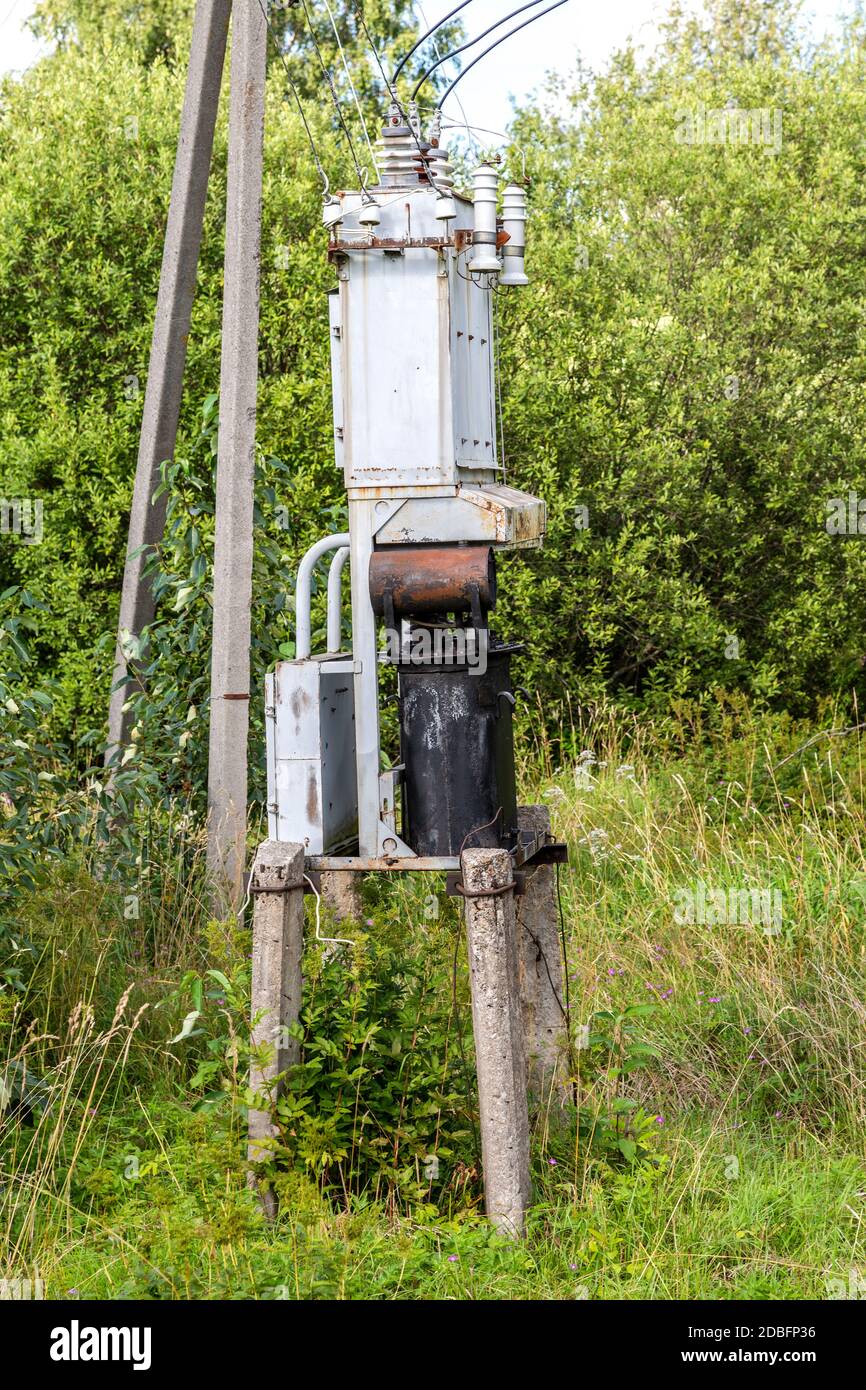Vecchia sottostazione del trasformatore di tensione nel villaggio russo. Distribuzione di elettricità. Energia elettrica Foto Stock