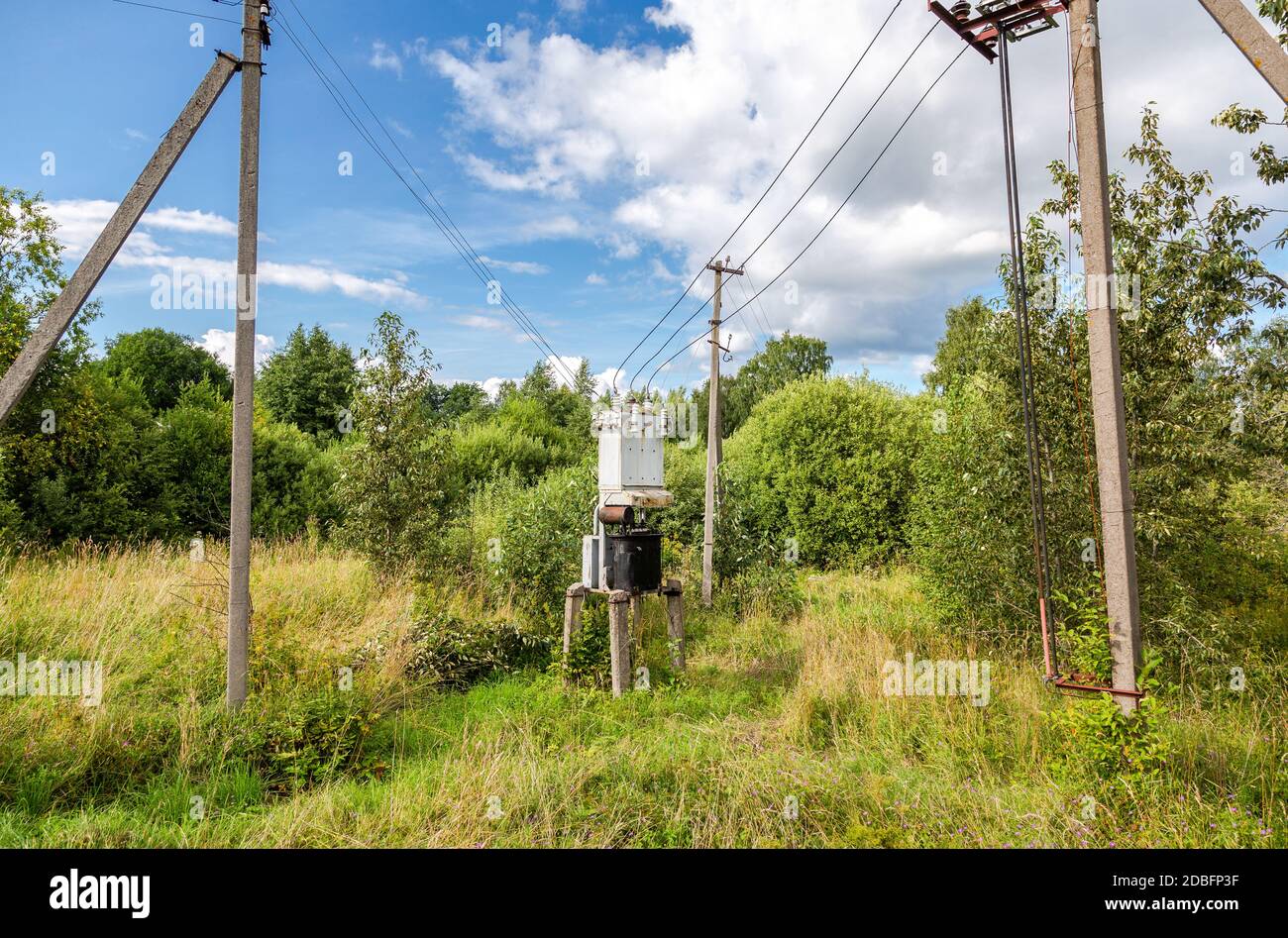 Vecchia sottostazione del trasformatore di tensione nel villaggio russo. Distribuzione di elettricità. Energia elettrica Foto Stock