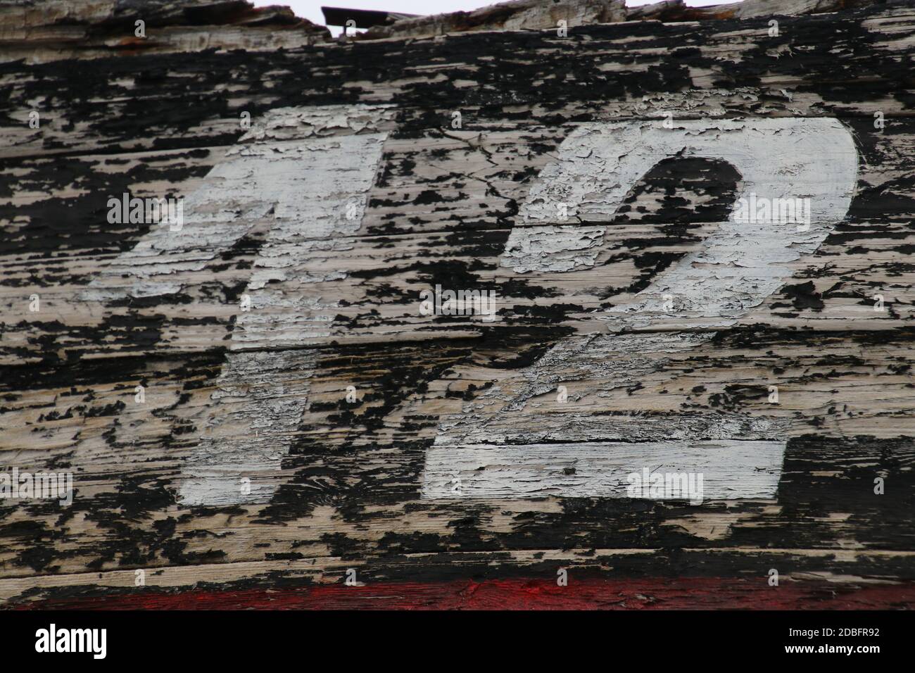 dodici cifre rivestite su una tavola di legno Foto Stock