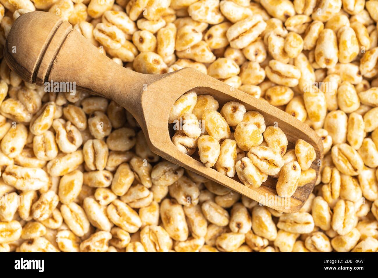 Grano soffiato coperto di miele in paletta. Vista dall'alto. Foto Stock