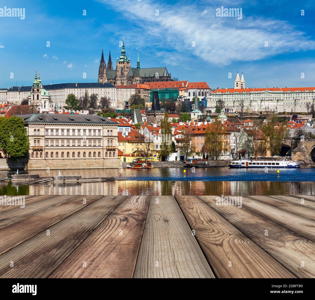 Tavole di legno con vista del ponte Carlo di Praga sul fiume Moldava e Gradchany (Castello di Praga) e la Cattedrale di San Vito sullo sfondo Foto Stock