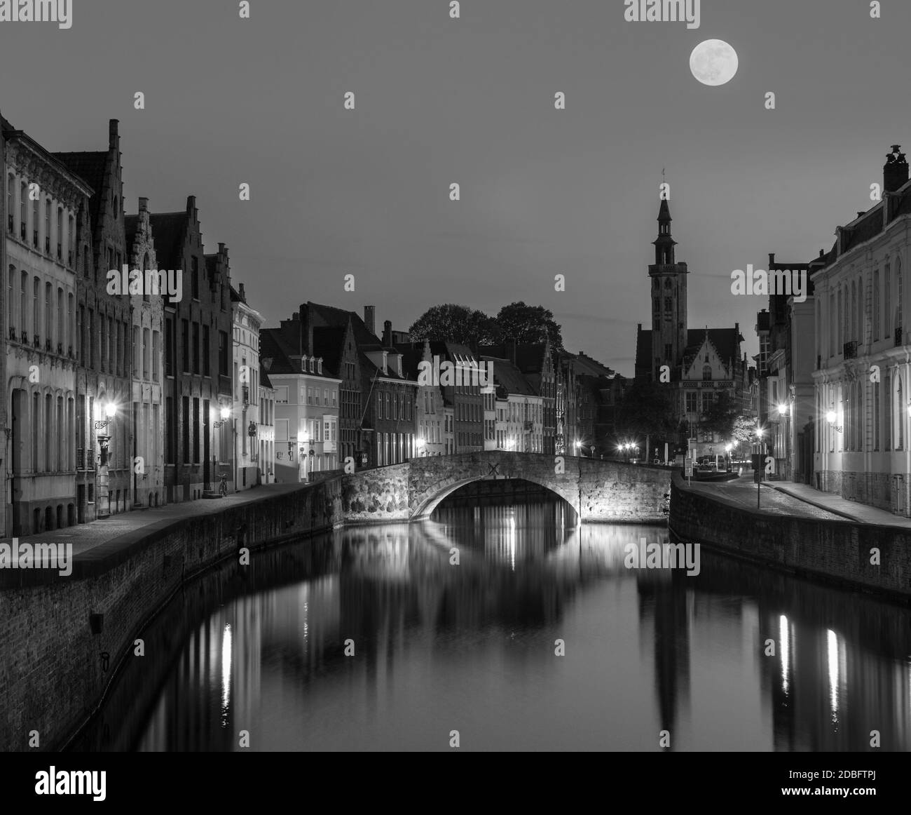 Panorama notturno europeo medievale della città - Bruges canale Brugge in serata, Belgio. Versione in bianco e nero Foto Stock