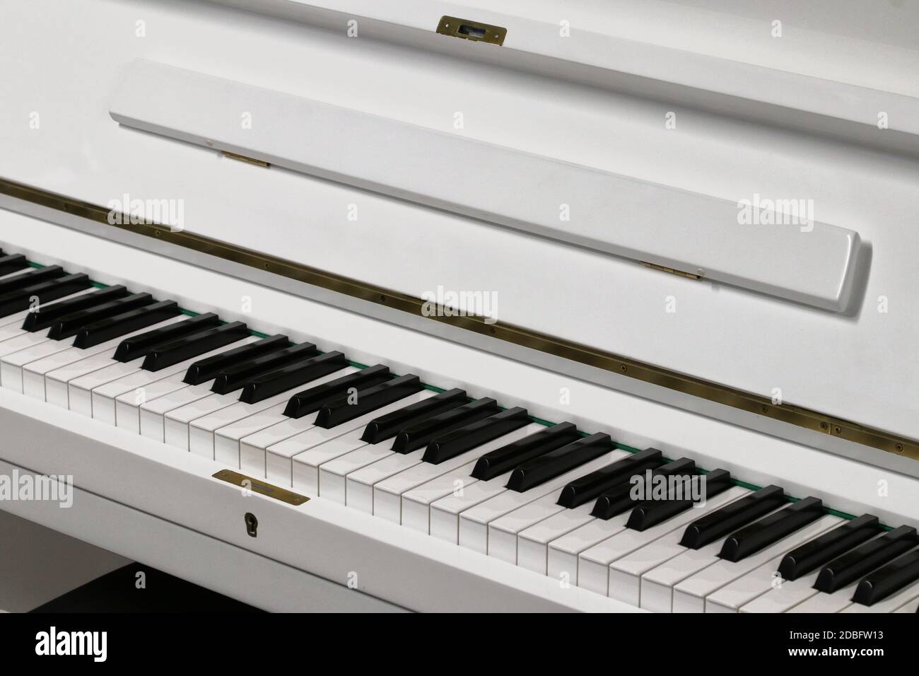 Pianoforte bianco per musica classica, dettaglio Foto Stock