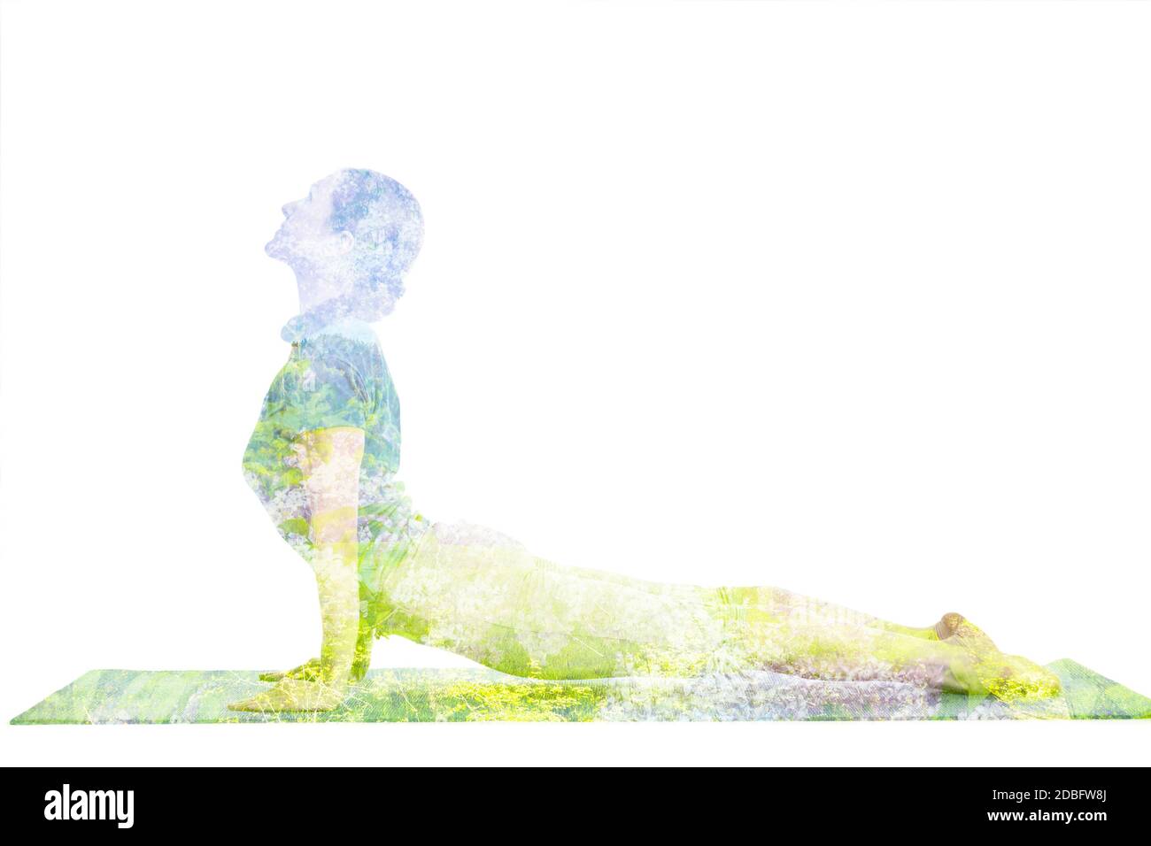 Natura armonia concetto sano stile di vita - immagine doppia esposizione di donna facendo yoga asana verso l'alto volto cane posa. Back Bend Urdhva Mukha Svanasana A. Foto Stock