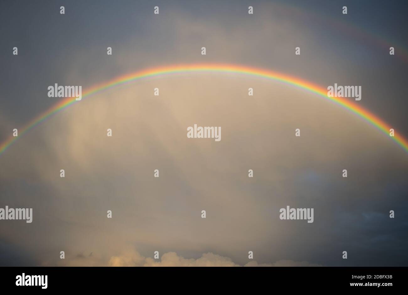 Arcobaleno visto attraverso la finestra bagnata con gocce d'acqua Foto Stock