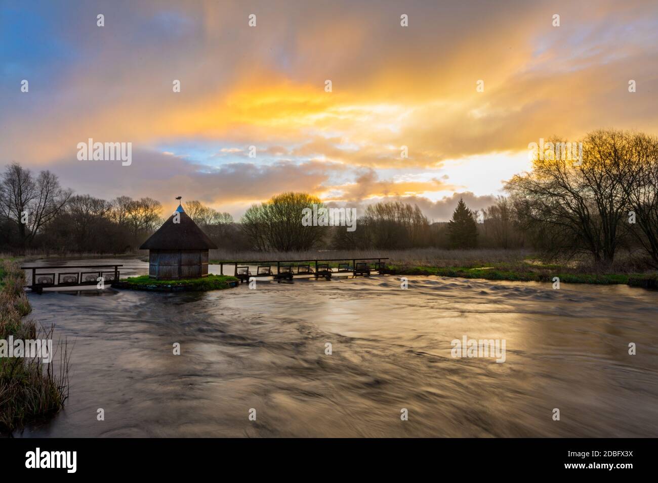 Il bellissimo River Test che attraversa Stockbridge all'alba dell'Hampshire, Regno Unito. Foto Stock