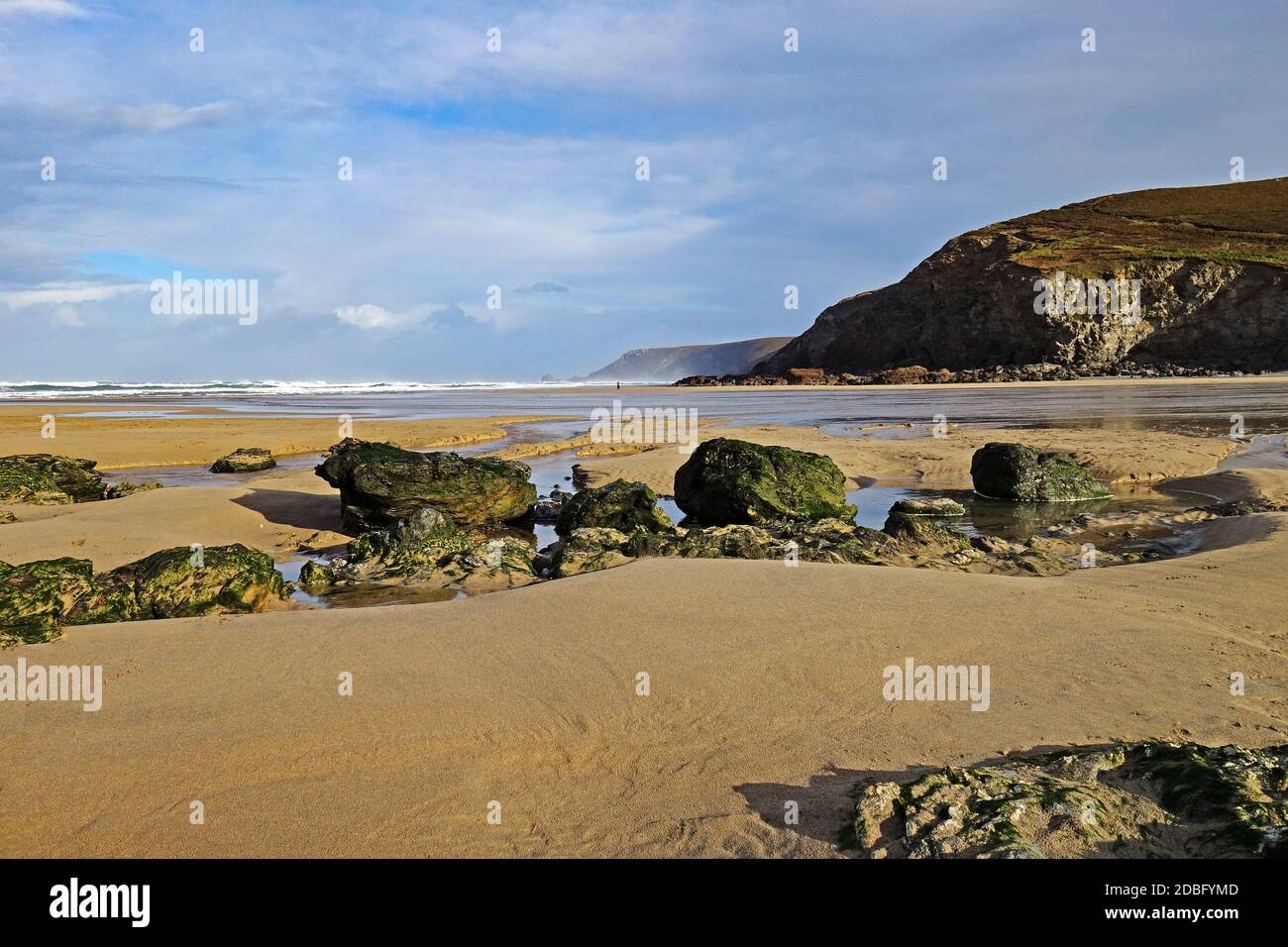 giornata invernale soleggiata sulla spiaggia di porthtowan in cornovaglia inghilterra Foto Stock