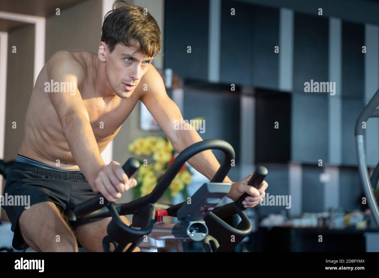 Ritratto dell'uomo in palestra. Foto Stock