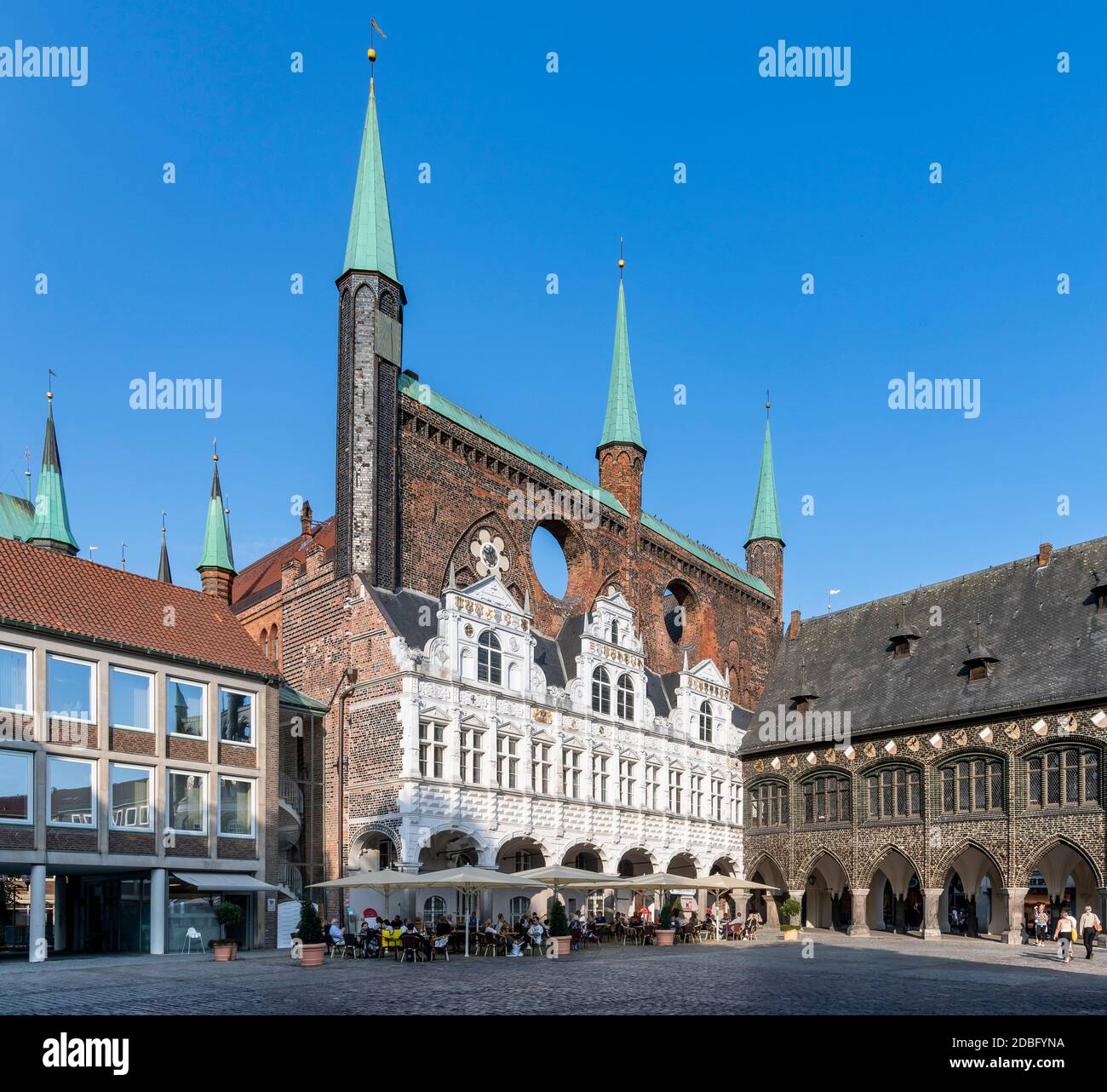 Stadtverwaltung Hansestadt Lübeck. Questo municipio del 1226 ha edifici ad arco decorati, in stili dal gotico al Rinascimento - più buchi di vento anche! Foto Stock