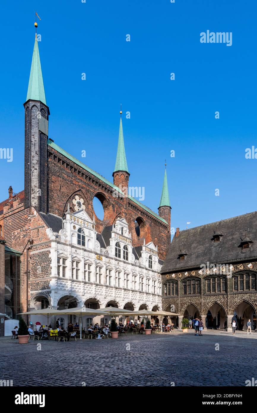 Stadtverwaltung Hansestadt Lübeck. Questo municipio del 1226 ha edifici ad arco decorati, in stili dal gotico al Rinascimento - più buchi di vento anche! Foto Stock