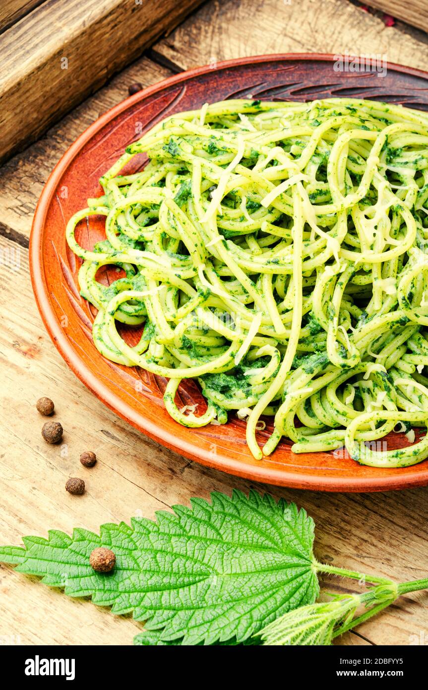 Pasta tradizionale italiana con salsa di ortica verde. Foto Stock