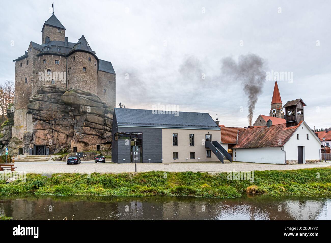 Il fumo nero sorge sopra la fabbrica di birra Zoigl tradizionale a Falkenberg, in Germania Foto Stock