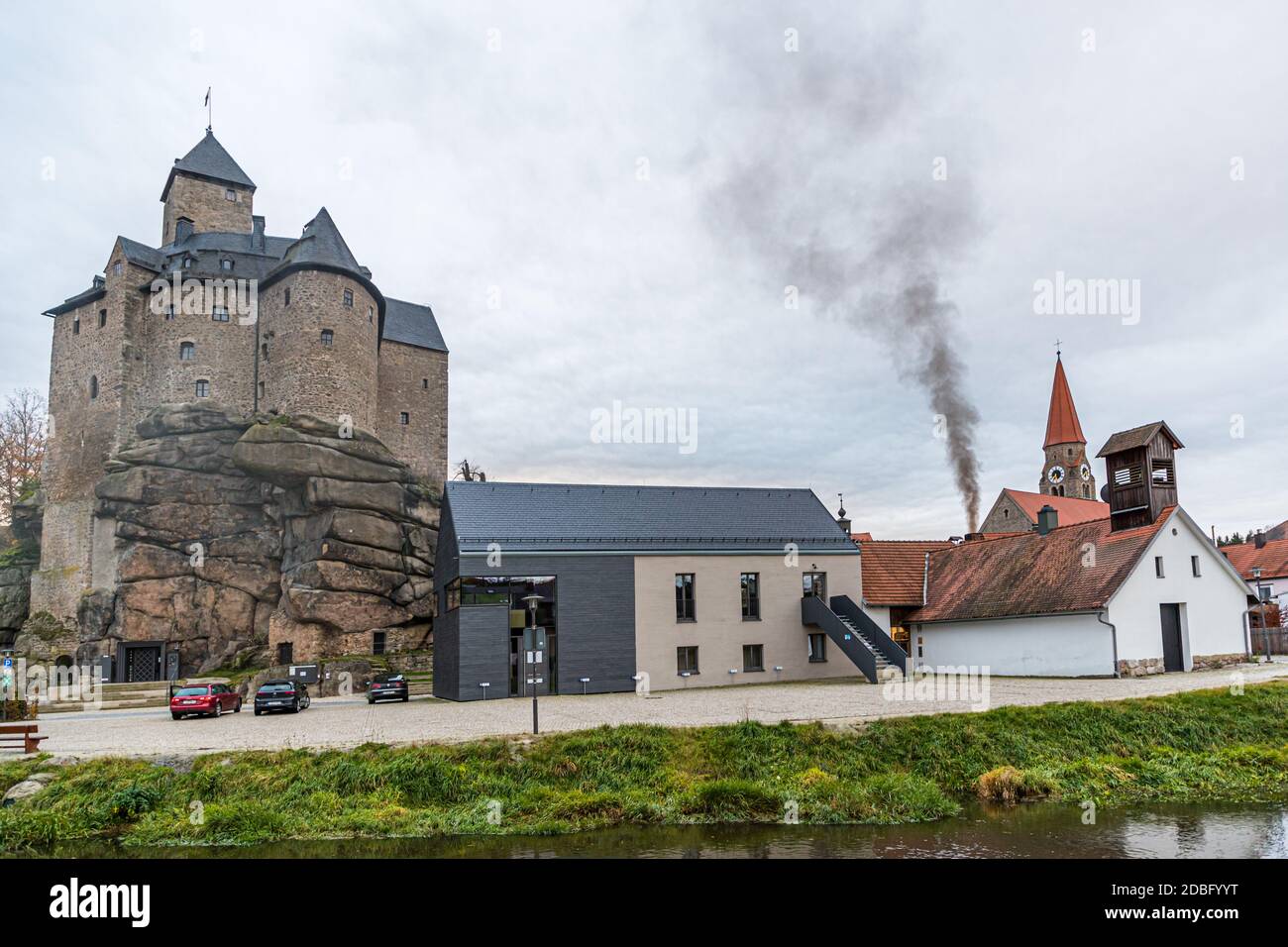 Il fumo nero sorge sopra la fabbrica di birra Zoigl tradizionale a Falkenberg, in Germania Foto Stock