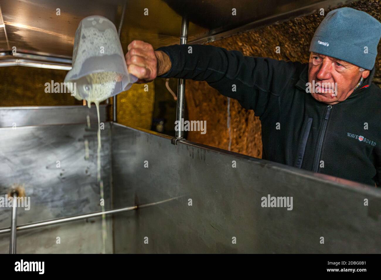 Il birrificio interno prima riempie il lievito liquido nel serbatoio, in modo che si mescola bene con la birra Zoigl-Beer-Wort stoccaggio in cantina di roccia tagliata a Falkenberg, Germania Foto Stock