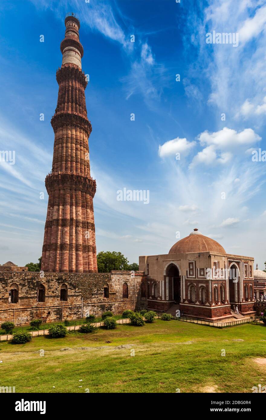 Qutub Minar - il più alto minareto in India, Sito Patrimonio Mondiale dell'UNESCO. Complesso di Qutub, Delhi, India Foto Stock