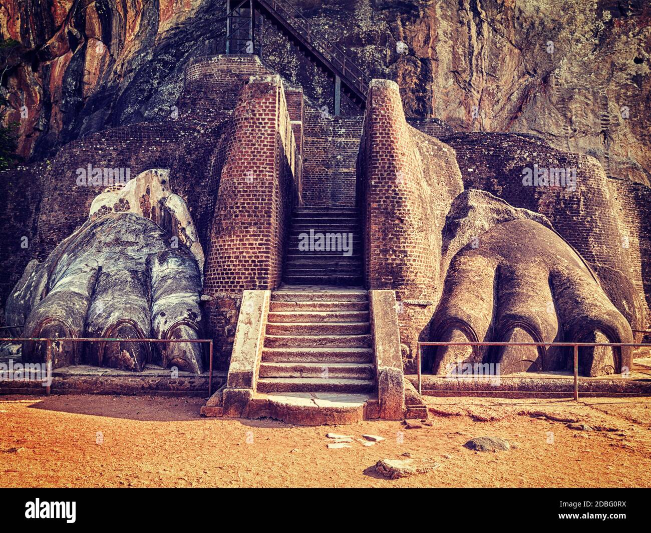 Immagine in stile hipster filtrato effetto retrò vintage del famoso punto di riferimento turistico dello Sri Lanka - percorso delle zampe di leone sulla roccia di Sigiriya, Sri Lanka Foto Stock