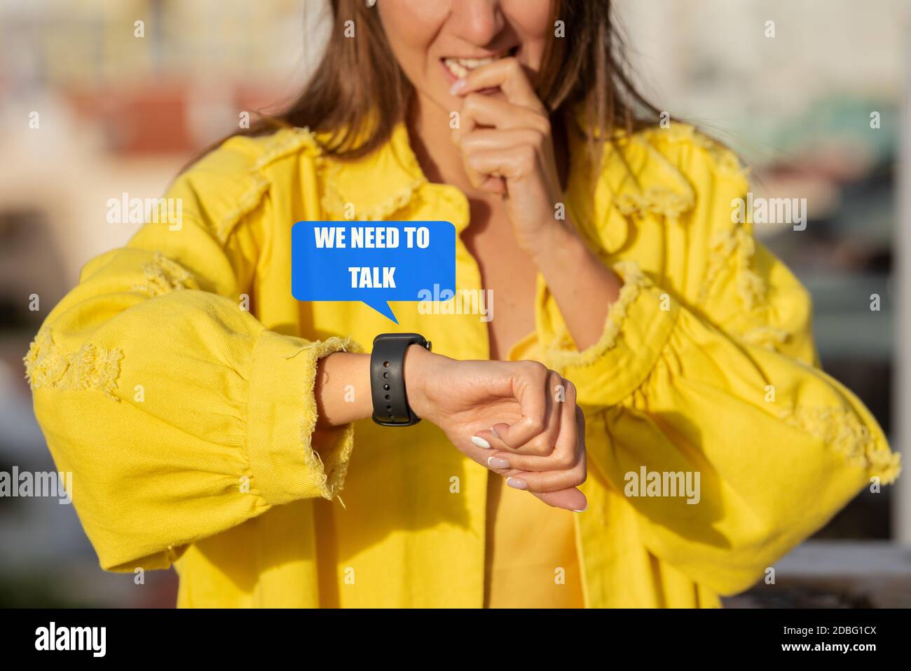 Problemi di relazione. Problemi con i genitori. La giovane donna ha ricevuto un messaggio che ha bisogno di parlare. Foto Stock