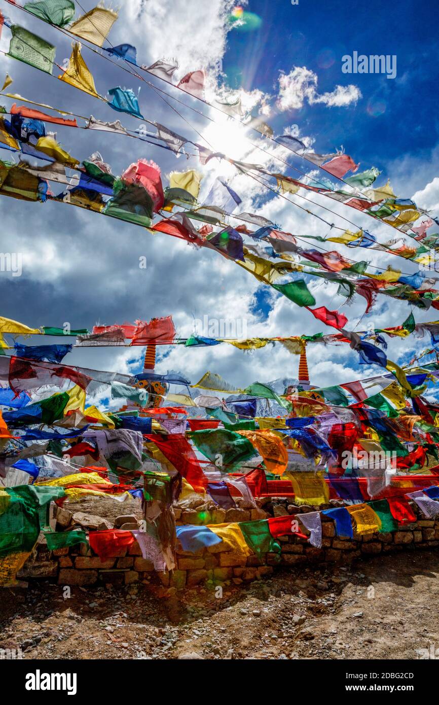 Bandiere di preghiera con mantra buddista su di loro al passo di Kunzum la, Himachal Pradesh, India Foto Stock