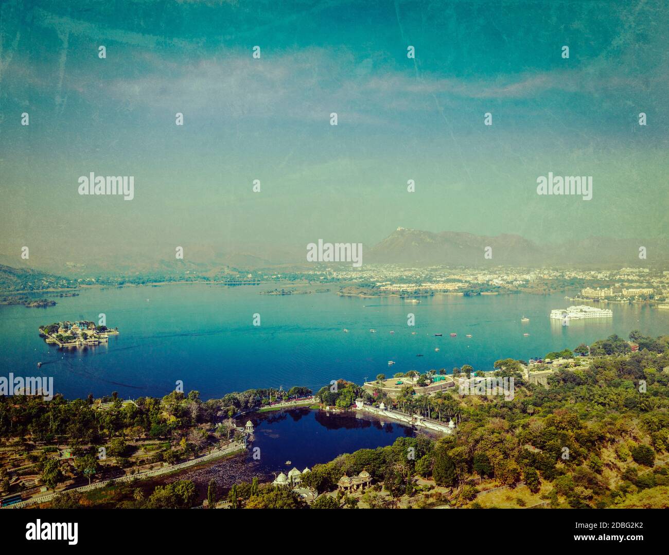 Immagine di viaggio in stile hipster vintage retrò della vista aerea di Lago Pichola con il Palazzo del Lago (Jag Niwas) e Jag Mandir (Lake Garden Palace) con grunge t Foto Stock