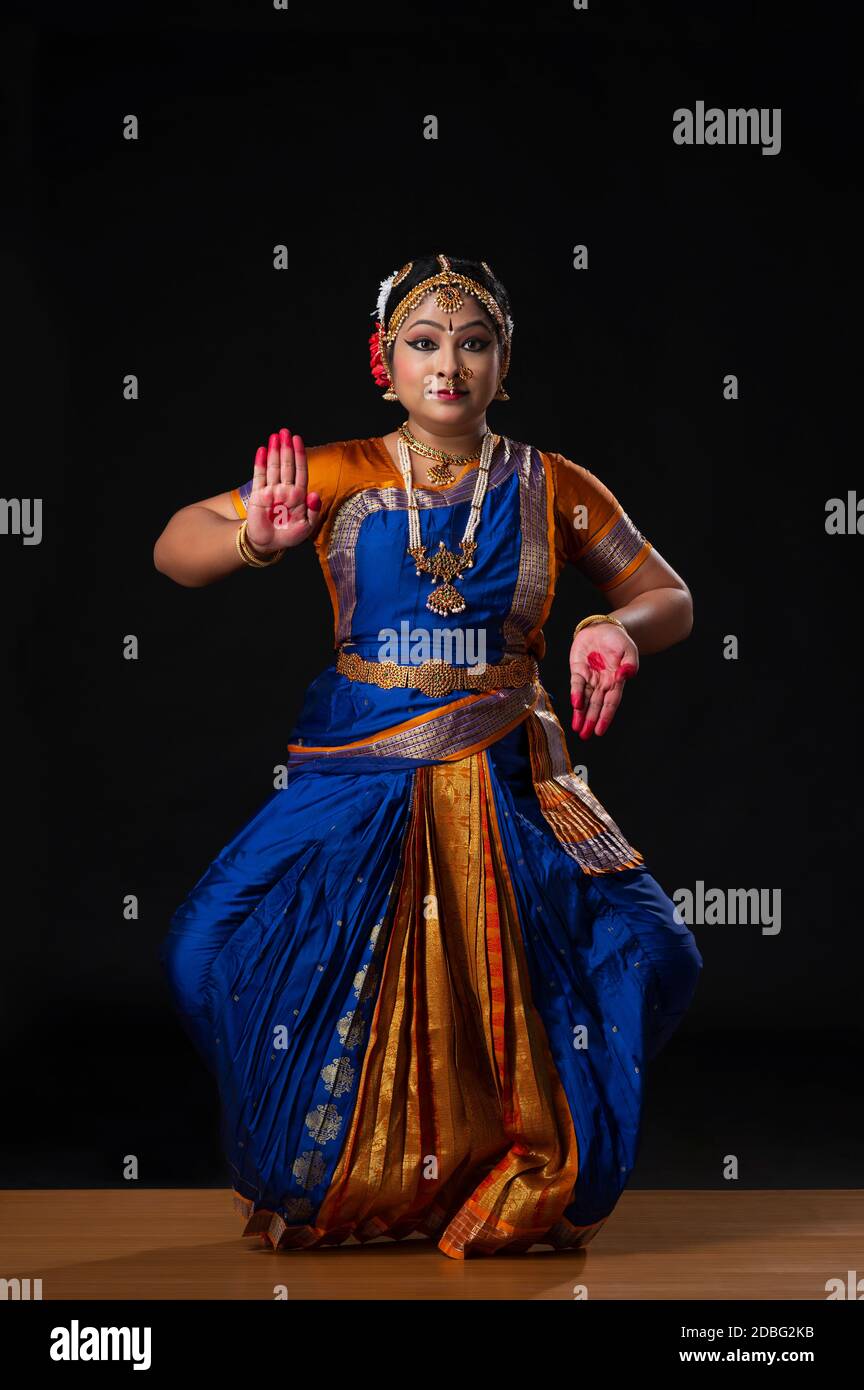 Ballerina Kuchipudi che raffigura la Dea Lakshmi attraverso Pathaka mudra Foto Stock